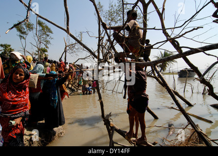 BANGLADESH District Bagerhat , cyclone Sidr and high tide destroy villages in South khali, river Balaswar, distribution of relief goods to affected people in villages Stock Photo