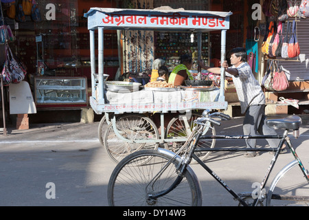 Pushkar, Rajasthan, India, Asia. Food vendor with pushcart in Sadar Bazaar (the main bazaar) Stock Photo