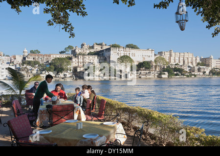 Udaipur, Rajasthan, India. Ambrai Restaurant by Lake Pichola with views of the City Palace complex Stock Photo