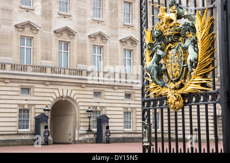 Buckingham Palace gate with Royal Crest, Royal coat of arms of the United Kingdom, London England United Kingdom UK Stock Photo