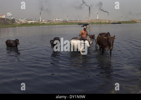 Dhaka, Bangladesh. 22nd Mar, 2014. Indiscriminate discharge of liquid waste by the tannaery industries of Dhaka's Hazaribagh area has ruined a large part of the Buriganga river, causing immense suffering to residents living on the banks. © Probal Rashid/NurPhoto/ZUMAPRESS.com/Alamy Live News Stock Photo