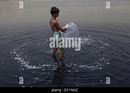 Dhaka, Bangladesh. 22nd Mar, 2014. Indiscriminate discharge of liquid waste by the tannaery industries of Dhaka's Hazaribagh area has ruined a large part of the Buriganga river, causing immense suffering to residents living on the banks. © Probal Rashid/NurPhoto/ZUMAPRESS.com/Alamy Live News Stock Photo