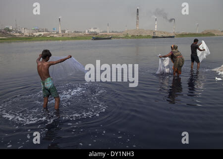Dhaka, Bangladesh. 22nd Mar, 2014. Indiscriminate discharge of liquid waste by the tannaery industries of Dhaka's Hazaribagh area has ruined a large part of the Buriganga river, causing immense suffering to residents living on the banks. © Probal Rashid/NurPhoto/ZUMAPRESS.com/Alamy Live News Stock Photo