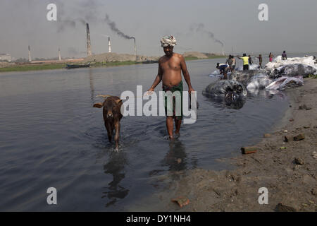 Dhaka, Bangladesh. 22nd Mar, 2014. Indiscriminate discharge of liquid waste by the tannaery industries of Dhaka's Hazaribagh area has ruined a large part of the Buriganga river, causing immense suffering to residents living on the banks. © Probal Rashid/NurPhoto/ZUMAPRESS.com/Alamy Live News Stock Photo