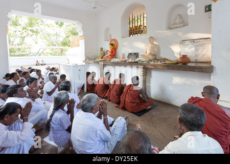 Anuradhapura, Sri Lanka. Buddhists praying at the Sri Maha Bodhi temple Stock Photo