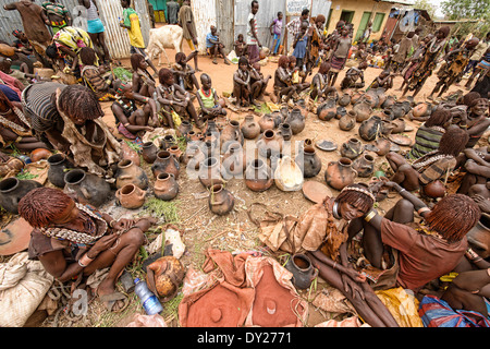 Hamer women in the weekly market in Dimeka in the Omo Valley, Ethiopia Stock Photo