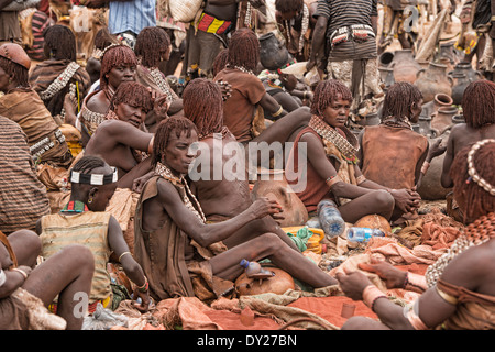 Hamer women in the weekly market in Dimeka in the Omo Valley, Ethiopia Stock Photo