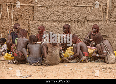 Hamer women in the weekly market in Dimeka in the Omo Valley, Ethiopia Stock Photo