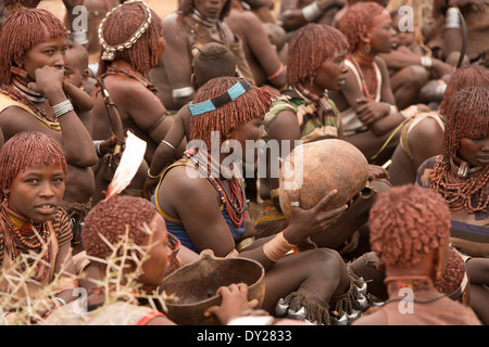 Hamer women in the weekly market in Dimeka in the Omo Valley, Ethiopia Stock Photo