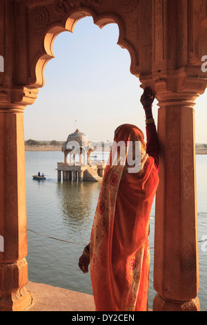 India, Rajasthan, Jaisalmer, Gadi Sagar Lake, Indian Woman wearing traditional Saree outfit Stock Photo