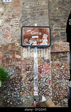 april 26,2012.Verona,italy.cartello turistico che indica la casa di giulietta. Stock Photo