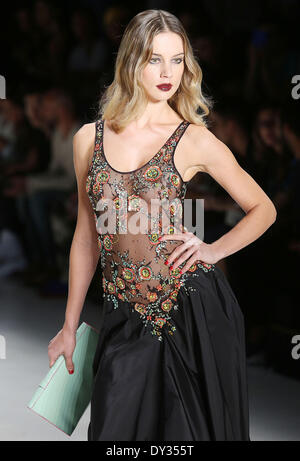 Sao Paulo, Brazil. 4th Apr, 2014. A model presents a creation of Samuel Cirnansck's summer collection during the Sao Paulo Fashion Week in Sao Paulo, Brazil, on April 4, 2014. © Rahel Patrasso/Xinhua/Alamy Live News Stock Photo