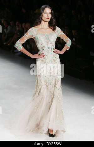 Sao Paulo, Brazil. 4th Apr, 2014. A model presents a creation of Samuel Cirnansck's summer collection during the Sao Paulo Fashion Week in Sao Paulo, Brazil, on April 4, 2014. © Rahel Patrasso/Xinhua/Alamy Live News Stock Photo