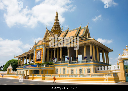 A Buddhist monk is walking past the Royal Palace in Phnom Penh, Cambodia. Stock Photo