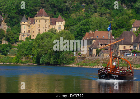 La Roque Gageac, Malartrie Castle, Perigord, River Dordogne, Dordogne River, Tourist boat, gabare boat, Tour boats, Dordogne Stock Photo