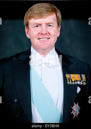 Amsterdam, The Netherlands. 04th Apr, 2014. King Willem-Alexander of The Netherlands poses for the official photograph before a banquet at the Royal Palace in Amsterdam, The Netherlands, 04 April 2014. Sweden and The Netherlands celebrate 400 years of diplomatic relations between both countries. Photo: Patrick van Katwijk/NETHERLANDS AND FRANCE OUT - NO WIRE SERVICE -/dpa/Alamy Live News Stock Photo