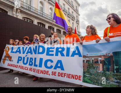Madrid, Spain. 05th Apr, 2014. Members of the service of laundry of hospitals. The privatization of this service has cost a reduction of salary to his employees of up to 46 % and 210 dismissals. Approximately 1000 persons demonstrate in Madrid in opposition to the privatization of the sanitary Spanish system. The protesters asked for the return of the hospitals already privatized to the public system and the cancellation of the law 15/1997 that enables the modification of the national system of health. Credit:  Oscar Arribas/Alamy Live News Stock Photo