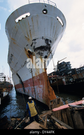 INDIA Mumbai, ship breaking yard in harbor area, cargo ships will be dismantled and the scrap is sold to the steel industry Stock Photo