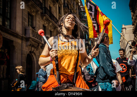 Barcelona, Spain. April 6th, 2014: A protestor plays drums during a march for a social Catalonia through the city of Barcelona. Credit:  matthi/Alamy Live News Stock Photo