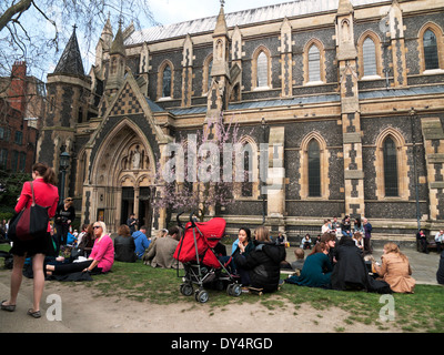 People sitting outside in the grounds of Southwark Cathedral next to Borough Market, London Bridge, London, UK KATHY DEWITT Stock Photo