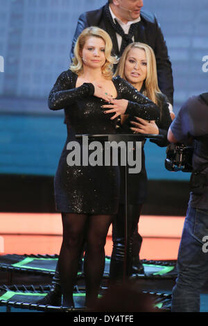 Annette Frier und Anastacia in der ZDF Fernsehshow 'Wetten, Dass.? aus der Baden-Arena. Offenburg, 05.04.2014 Stock Photo