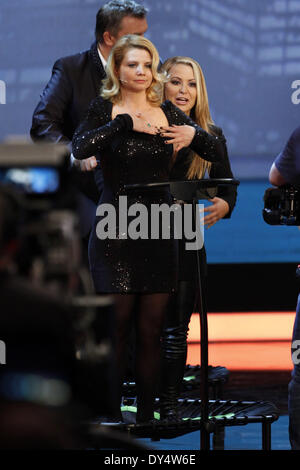 Annette Frier und Anastacia in der ZDF Fernsehshow 'Wetten, Dass.? aus der Baden-Arena. Offenburg, 05.04.2014 Stock Photo