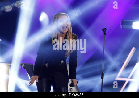 Annette Frier und Anastacia in der ZDF Fernsehshow 'Wetten, Dass.? aus der Baden-Arena. Offenburg, 05.04.2014 Stock Photo