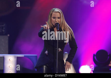 Annette Frier und Anastacia in der ZDF Fernsehshow 'Wetten, Dass.? aus der Baden-Arena. Offenburg, 05.04.2014 Stock Photo