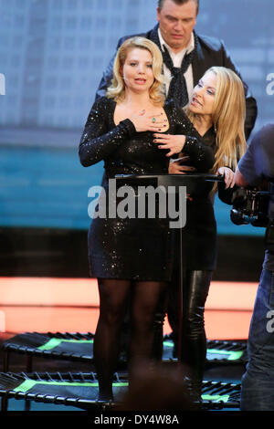 Annette Frier und Anastacia in der ZDF Fernsehshow 'Wetten, Dass.? aus der Baden-Arena. Offenburg, 05.04.2014 Stock Photo