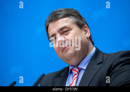 Berlin, Germany. 7th April, 2014. Joint press conference after the meeting of the SPD party executive with the party leader of SPD Sigmar Gabriel, the common top candidate of the European social democrats for the European election Martin Schulz and as well the Minister of Foreign Affairs Frank-Walter Steinmeier at Willy Brandt-Haus in Berlin. / Picture: Sigmar Gabriel (SPD), SPD Party Chef and German Minister of Economy and Energy. Stock Photo