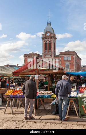 A man shopping at an outdoor market stall on Chesterfield Market in the town centre, Chesterfield, Derbyshire, England, UK Stock Photo