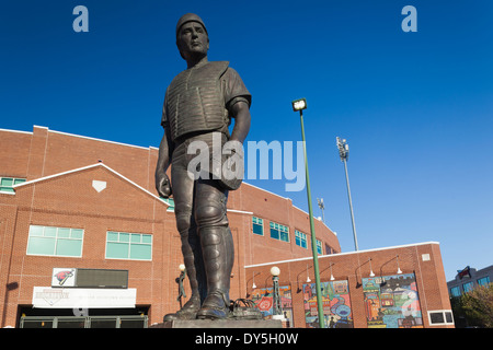 USA, Oklahoma, Oklahoma City, Bricktown, Chickasaw Bricktown Ballpark, statue of baseball legend Johnny Bench Stock Photo