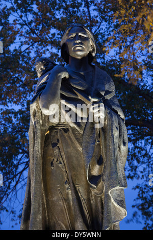 USA, North Dakota, Bismarck, North Dakota State Capitol grounds, statue of Sakakawea, Native American interpreter Stock Photo