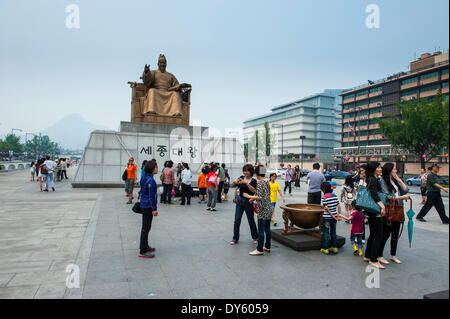 Admiral Yi sun-sin statue in the Gyeongbokgung palaca, Seoul, South Korea, Asia Stock Photo