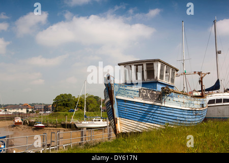 East Sussex, Rye, old blue and white fishing boat high and dry above River Rother Stock Photo