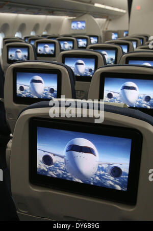 Hamburg-Finkenwerder, Germany. 07th Apr, 2014. Interior view of a cabin of the economy class of the new long distance aircraft A350 XWB (A350-900) photographed during a presentation in the Airbus plant in Hamburg-Finkenwerder, Germany, 07 April 2014. Photo: Christian Charisius/dpa/Alamy Live News