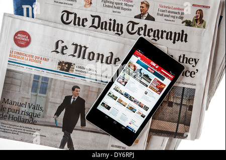 Touchscreen digital tablet with CNN international news and British The Daily Telegraph and French Le Monde European newspapers Stock Photo