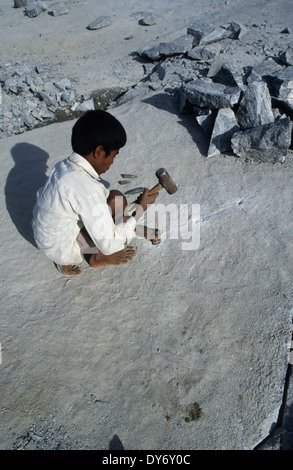 India, Karnataka, children work in granite stone quarry near Bangalore Stock Photo