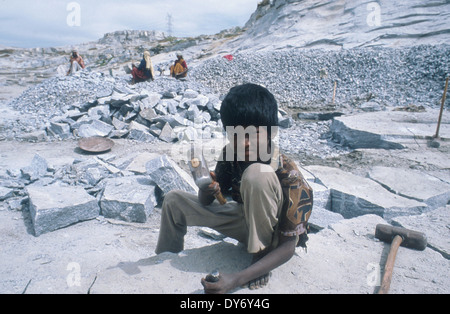 India, Karnataka, children work in granite stone quarry near Bangalore Stock Photo