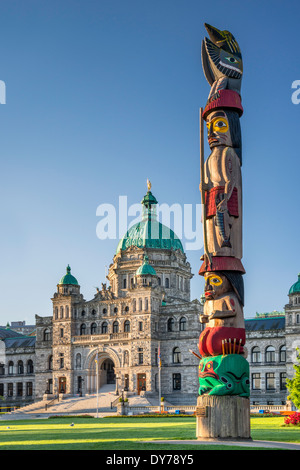 Knowledge Totem, totem pole by Cicero August, Parliament Buildings, Victoria, Vancouver Island, British Columbia, Canada Stock Photo