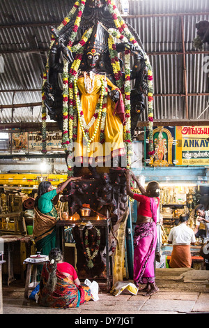 Locals worship the goddess Kali in the Meenakshi Amman Temple, Madurai, India Stock Photo