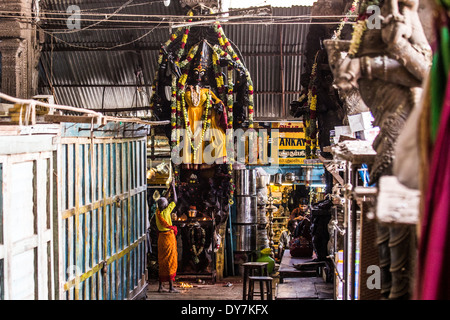 Locals worship the goddess Kali in the Meenakshi Amman Temple, Madurai, India Stock Photo