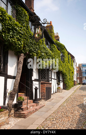 East Sussex, Rye, Mermaid Street, ivy clad front of historic timber framed Mermaid Inn Stock Photo