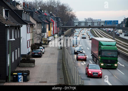 Residential houses bordering Ruhrschnellweg, A40 motorway in the town centre of Essen, Ruhr Area, North Rhine-Westphalia Stock Photo