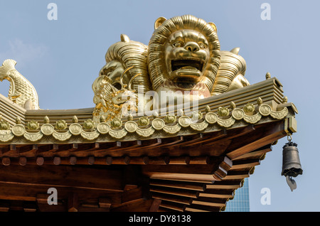 Lion heads, Jing'an Temple, Shanghai, China Stock Photo