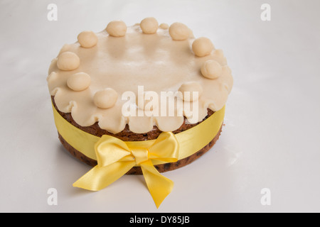 Simnel cake with basic marzipan decoration with a yellow ribbon round it (15 of 35) Stock Photo