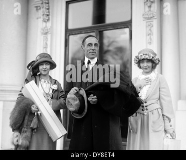 D.W.GRIFFITH (1875-1948) US film director with Dorothy Gish at left and Lillian Gish in March 1922 Stock Photo