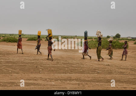 Dassanech women with water jugs on their head in the Lower Omo Valley of Ethiopia Stock Photo