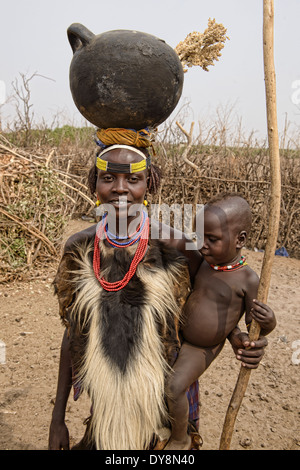 Dassanech woman and her child, Lower Omo Valley of Ethiopia Stock Photo