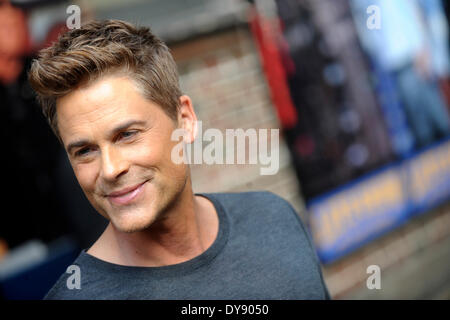 Rob Lowe leaves the 'Late Show With David Letterman' taping at the Ed Sullivan Theater on April 8, 2014 in New York City Stock Photo